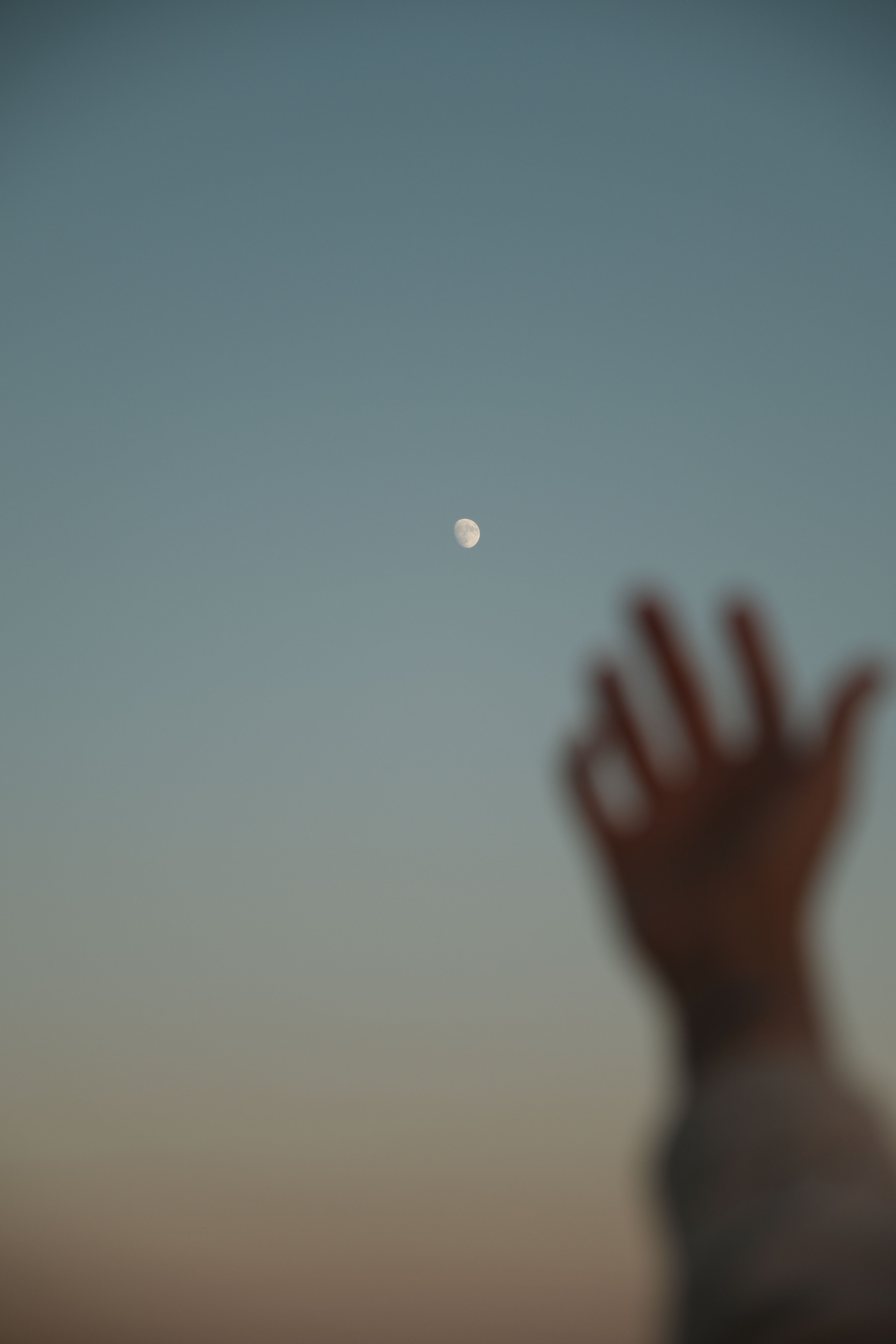 Main tendue vers la lune